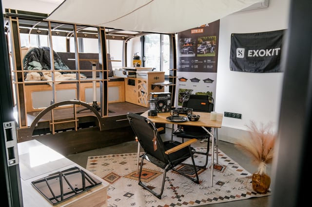 Aménagement EXOKIT exposé dans le showroom Vanlife Market à Lézignan-Corbières