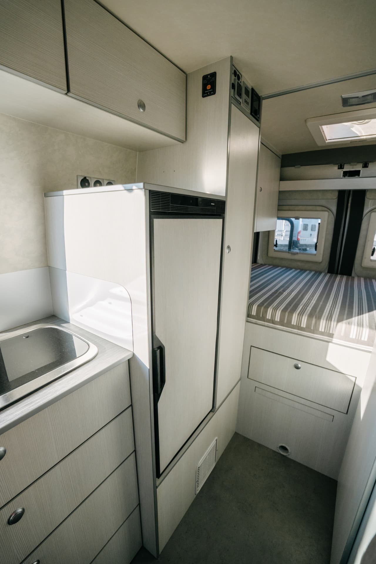 Fiat Ducato L3H2 — évier, réfrigérateur et lit arrière
