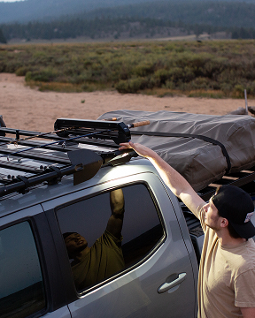 Galerie Front Runner Slimline II chargée sur un 4x4 en bivouac